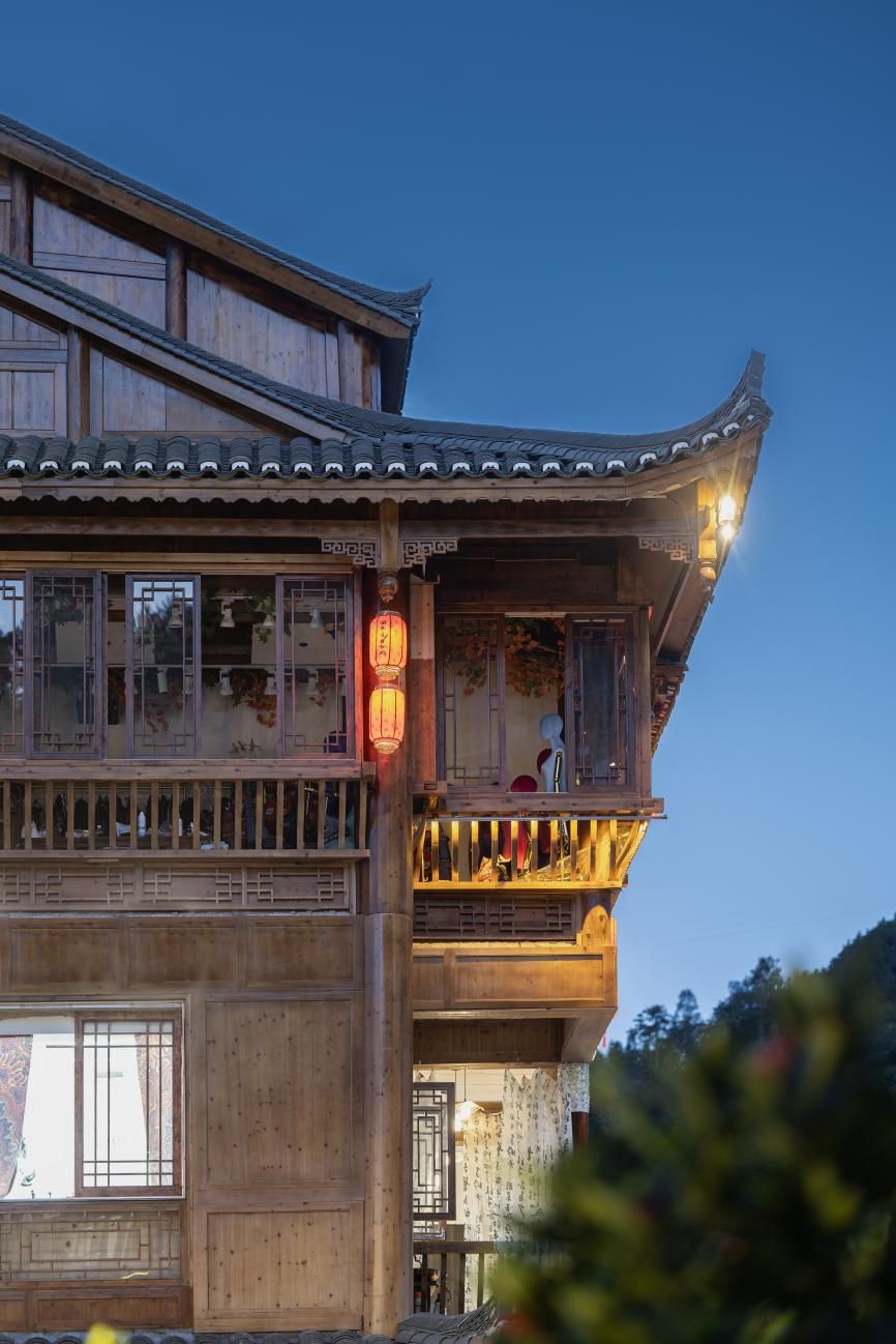 图3 建筑山墙面屋架与美人靠细节 图3 建筑山墙面屋架与美人靠细节