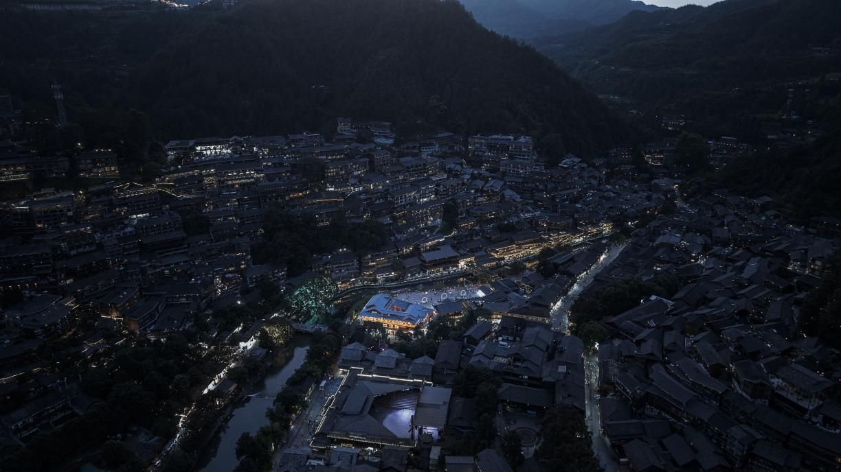 图4 夜幕降临,万家灯火点亮苗寨 图4 夜幕降临,万家灯火点亮苗寨