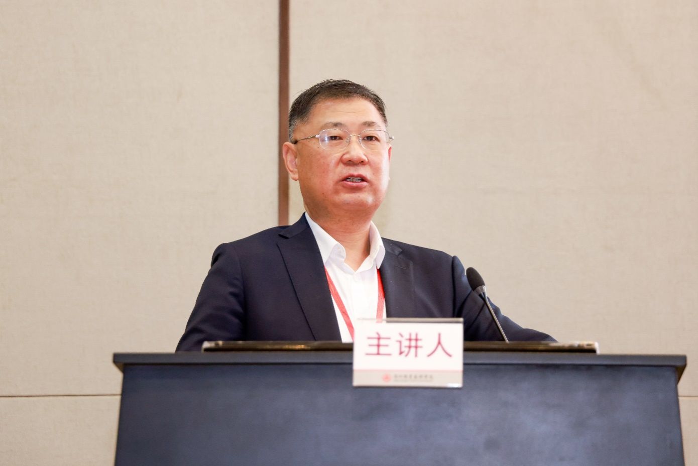 电脑前的男人描述已自动生成 电脑前的男人描述已自动生成